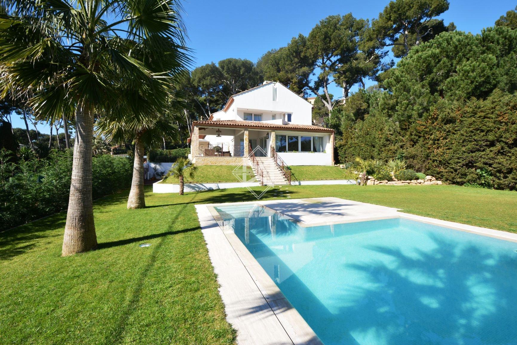 Sale Villa Antibes - 4 Bedrooms - Sea view - Provencal villa . Ref 7129