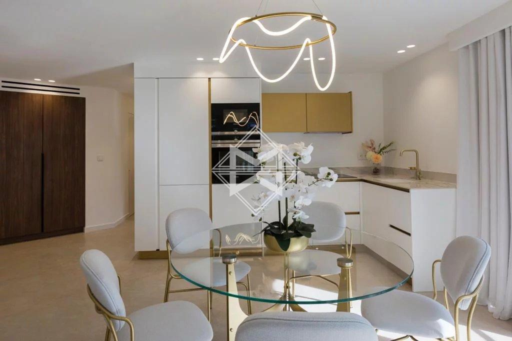 Sale Apartment Cannes - 2 Bedrooms - Croisette . Ref 12634