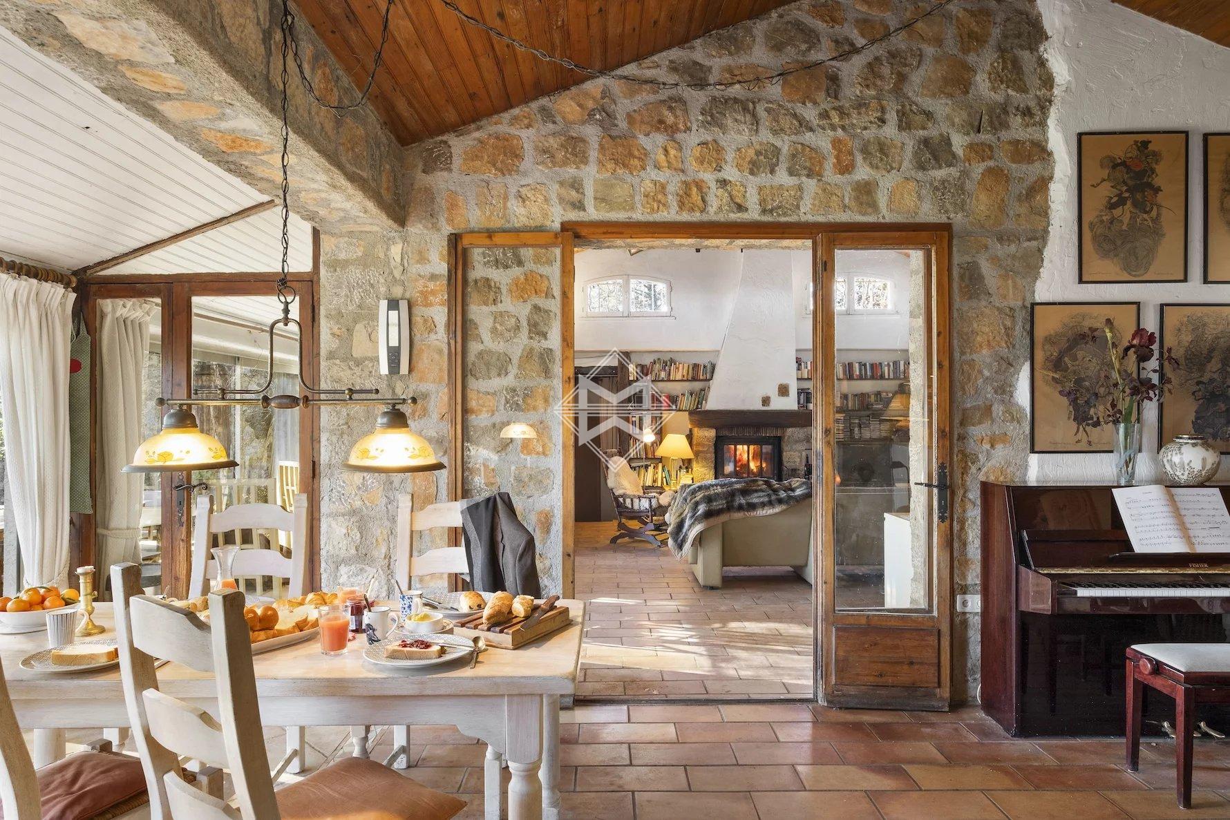 Hinterlands Rares Sale Villa Montauroux - 3 Bedrooms - Hills - Waterfront . Ref 8227